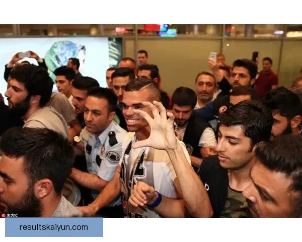 土耳其球迷氛围火爆，展现出强大的主场支持和激情表现